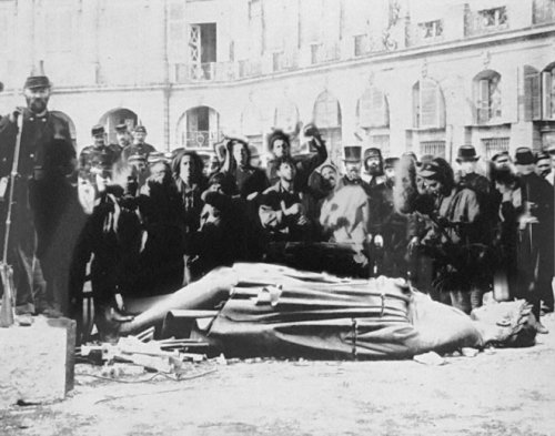 Rare photo de l'équipe de Radio Commune pendant la chutte de la colonne Vendome, 16 mai 1871.